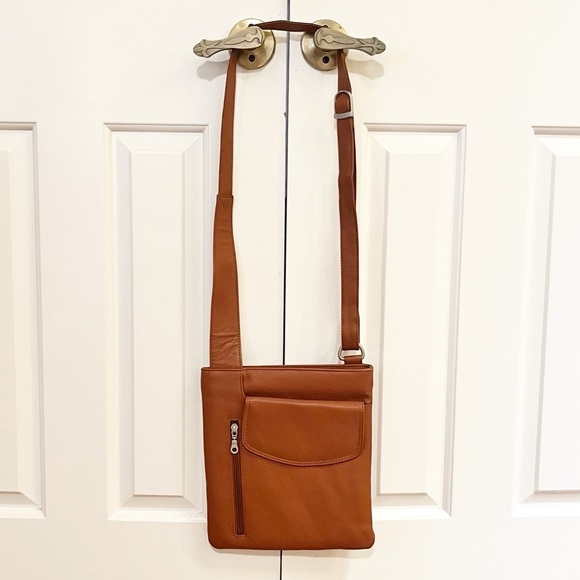 Paul & Taylor USA Handbags - Paul & Taylor USA Caramel Brown Leather Crossbody Bag adjustable strap. Like new